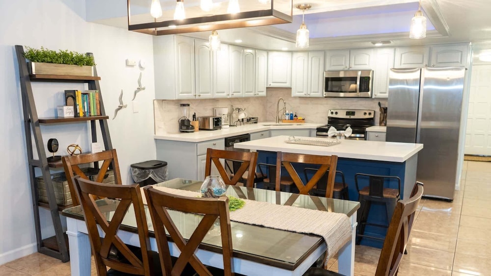 Sleeps 10 Direct Beach Heated Pool 3 Bedroom Apts