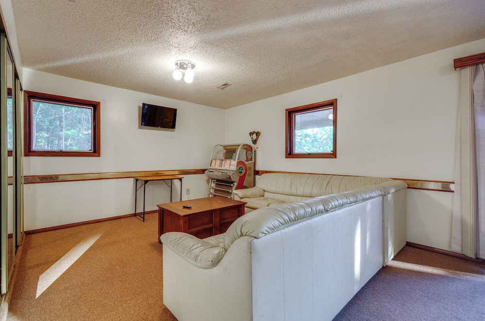 Dock & Prime Location: Lakefront Osage Beach Home