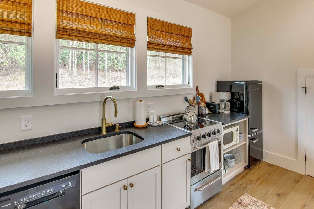Modern Mountain-view Gem w/ Deck in Glenville