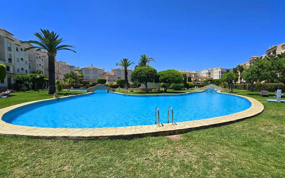 Apartment - Sleeps 4 - Pool - Balcony - Parking