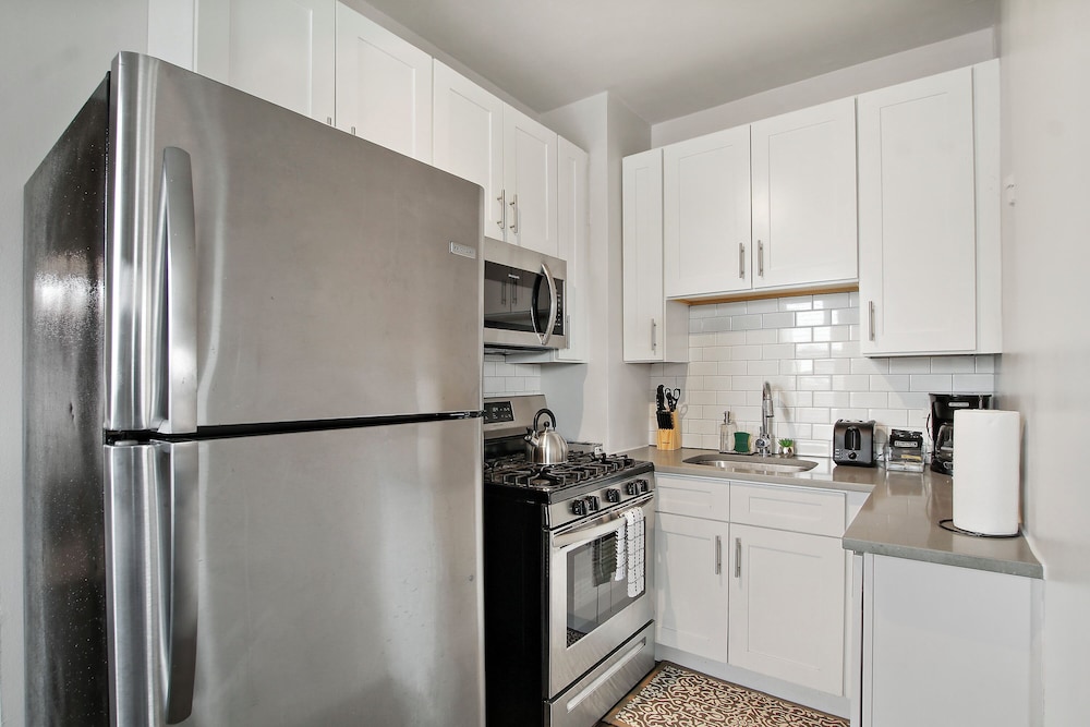 Sleek 2BR - Hyde Park 405