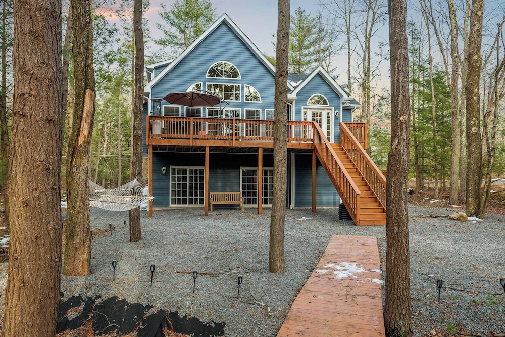 Lakeview Sunset Heaven Waterfront Escape + Private Dock Firepit + Game Room New Construction