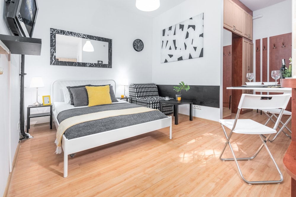 Studio Warsaw Wilcza by Renters view 3