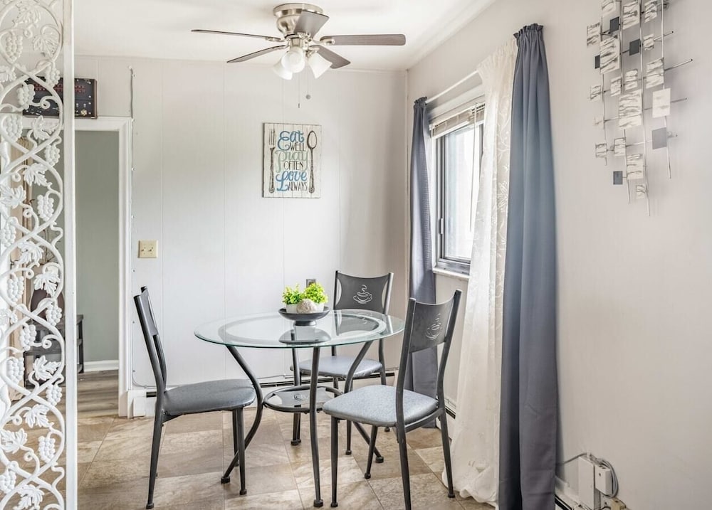 Spacious 3-bed Suite in Browntown, Near Dining & Fun