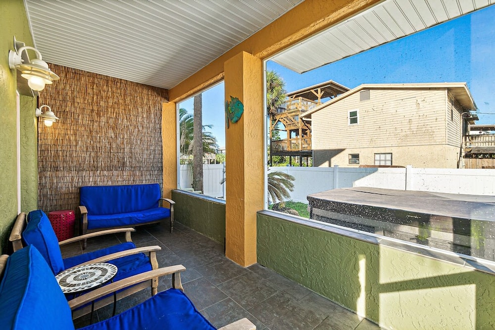 Perfect Beach House 2min Walk With Heated Pool and Hot Tub 4 bed 3 Bath With Pet Friendly