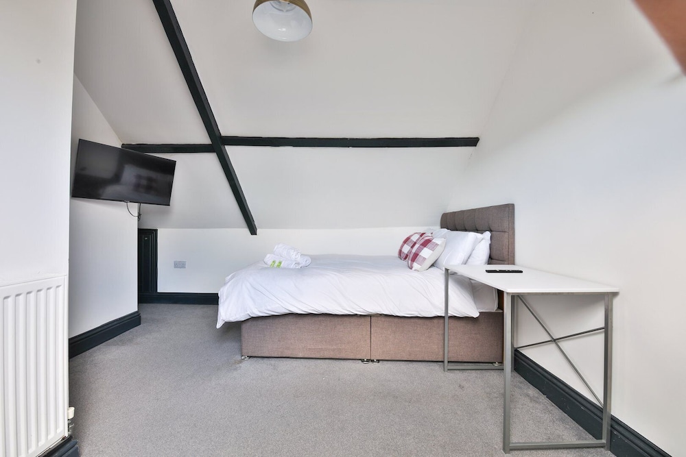 Bright 3-bed Swansea House + Parking