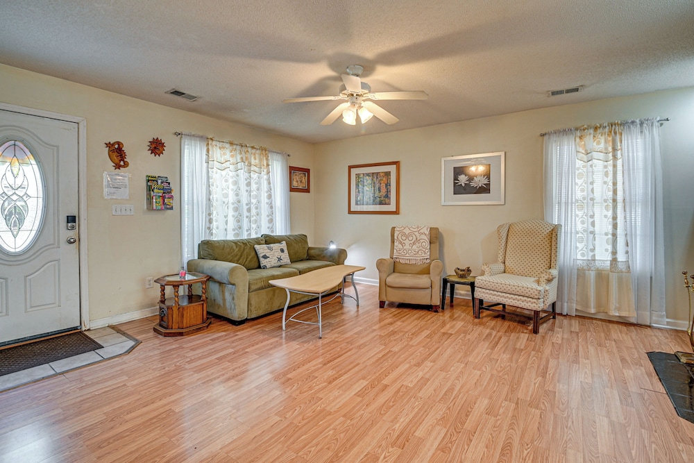 12 Mi to Myrtle Beach: Peaceful Abode in Conway!