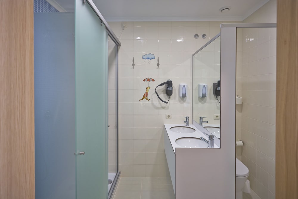 Welcome In - Suites & Hostel