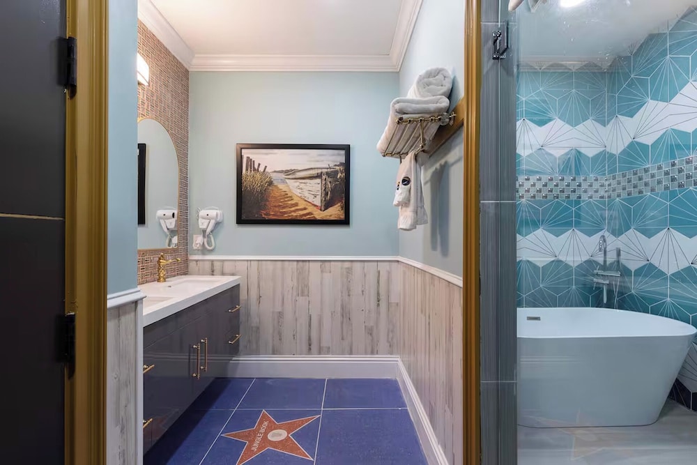 Luxury Mansion w Pool Sleeps 60