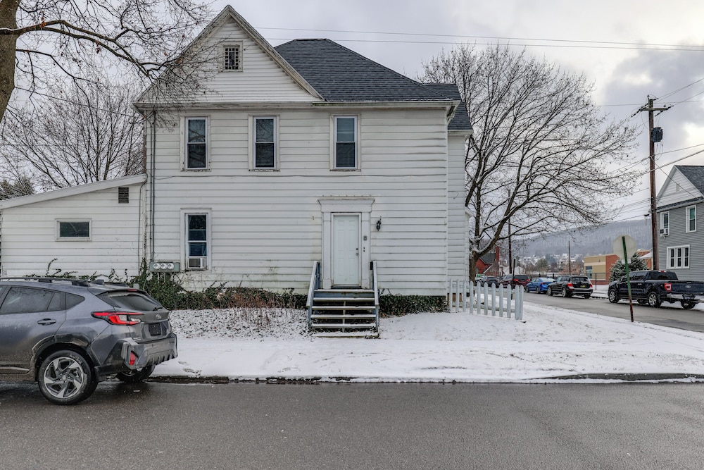 1 Mi to Dtwn: Pet-friendly Corning Retreat