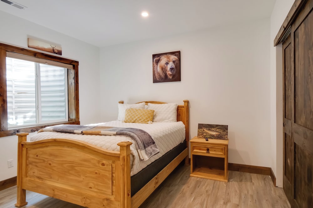 Hot Tub, Pool Table & Fireplaces: Blue River Gem