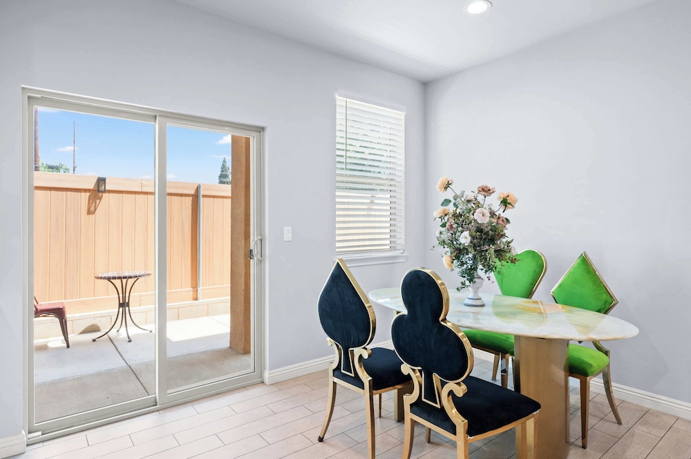 Modern Spacious Home Bright, Family Group Friendly