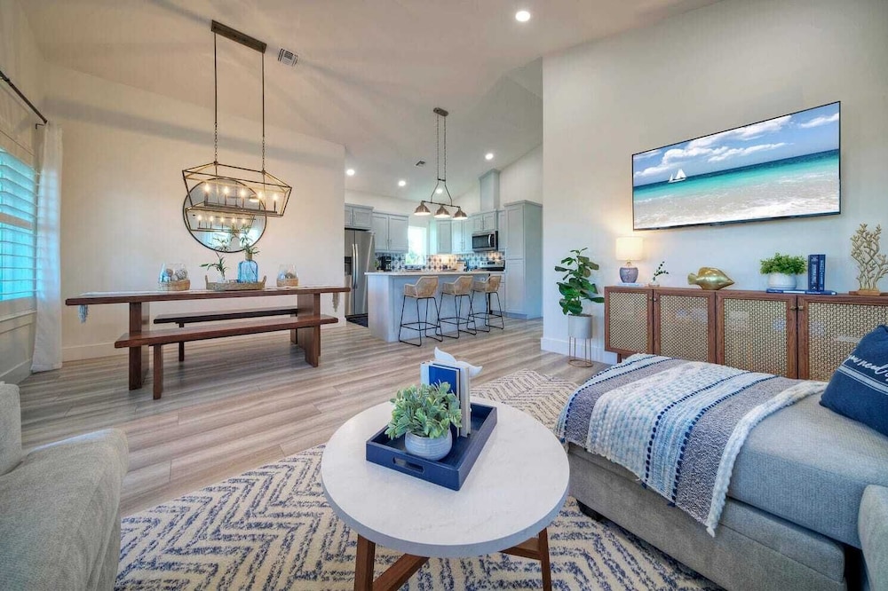 Sleeps 24 2 Homes, Walk to the Beach, Private Pools, Fire Pit, Modern Design