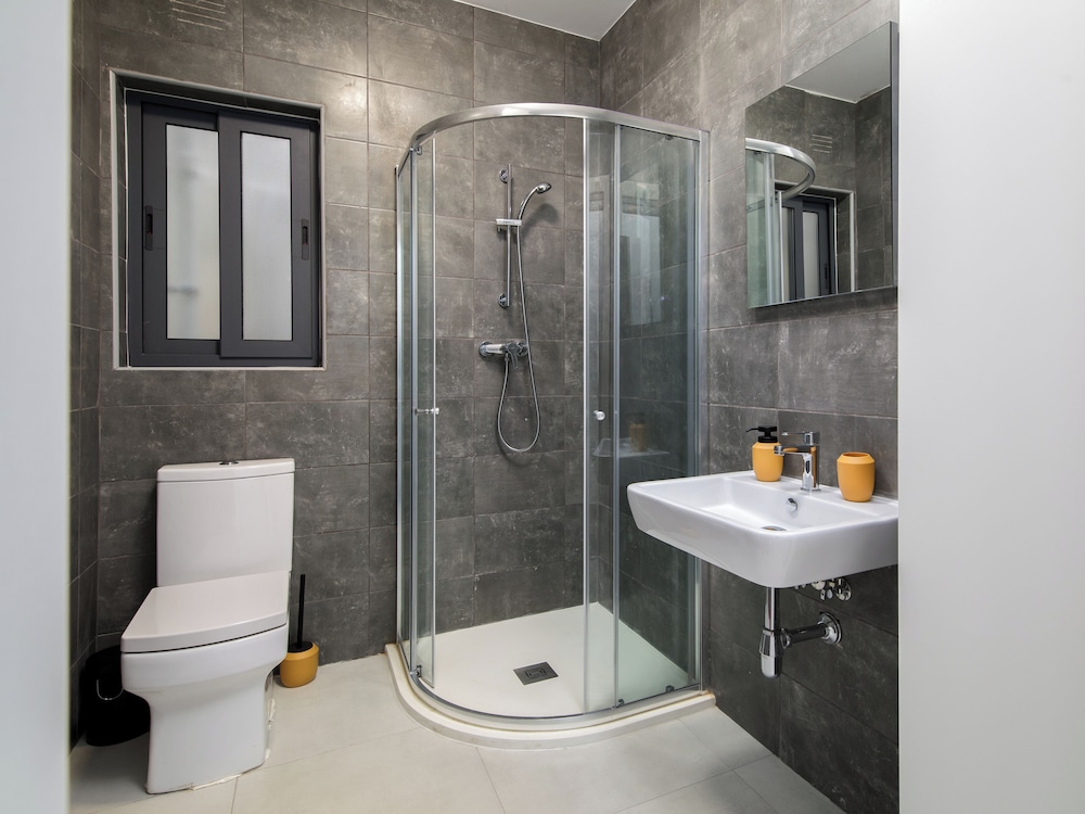 Cosy & Modern 1 BR APT - 2 mins from sea photo 2