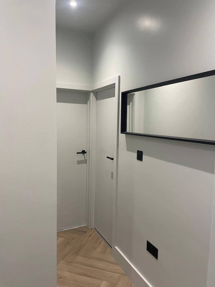 Nw119sg-modernapt-2guests-2br-1minhighstreet