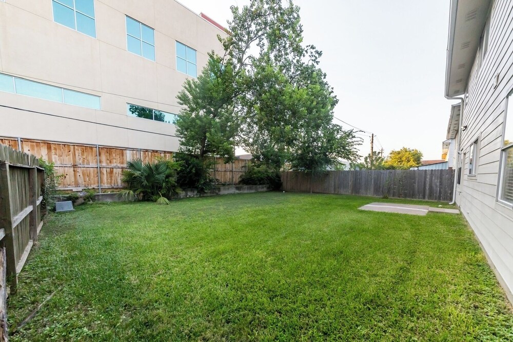 Pet-friendly 3BR Near First Colony Mall