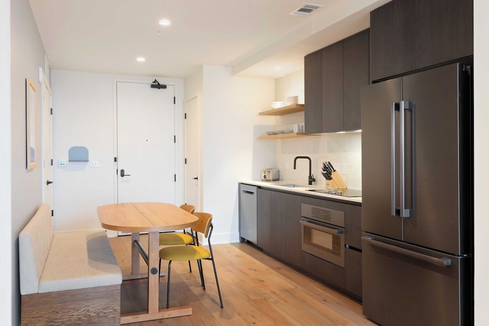 Luxe High Rise Near DT Austin w/ Views Rooftop Pool, Gym, & Luxe Amenities