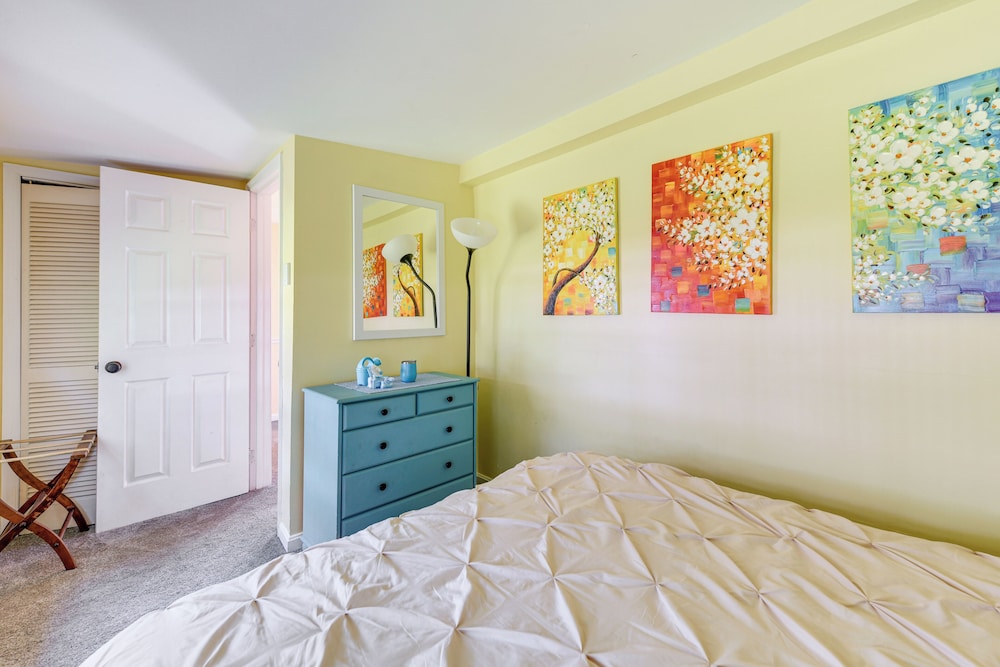Fish, Swim & Boat: Colonial Beach Bungalow