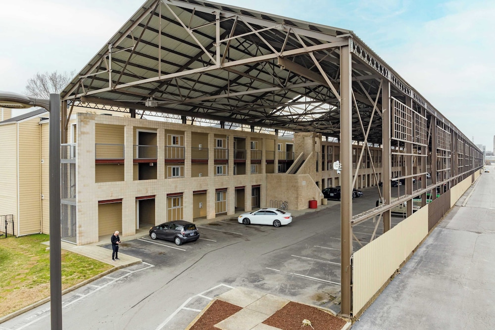 Cumberland River Views, Walk to Broadway, Downtown & Stadium Rockin' Riverfront