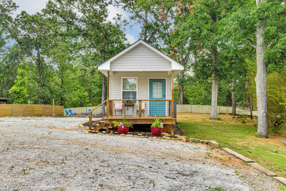 Walk to Beach: Lake Hartwell Cabin w/ Large Yard!