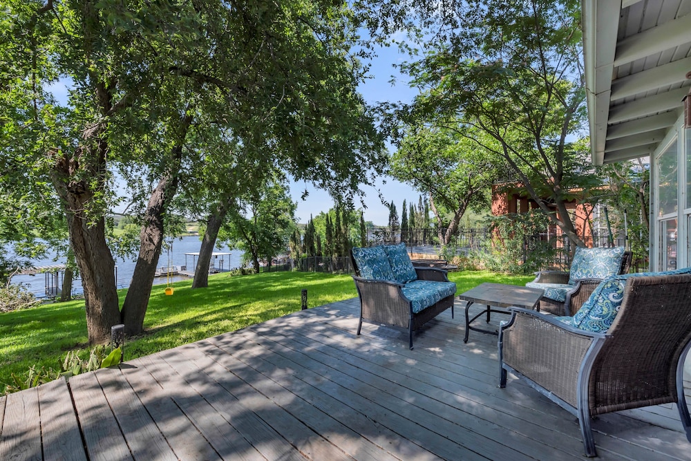 River Oaks Place