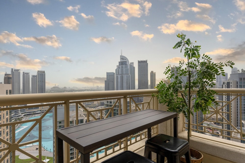 Luxury 2BR Downtown Apt With Burj Khalifa View