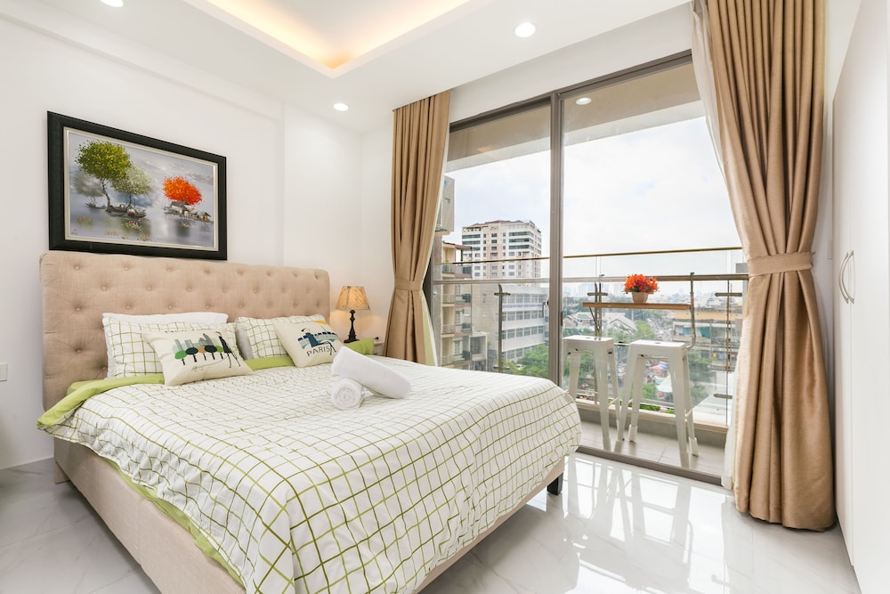 Jennifer House - Millenium Apartment