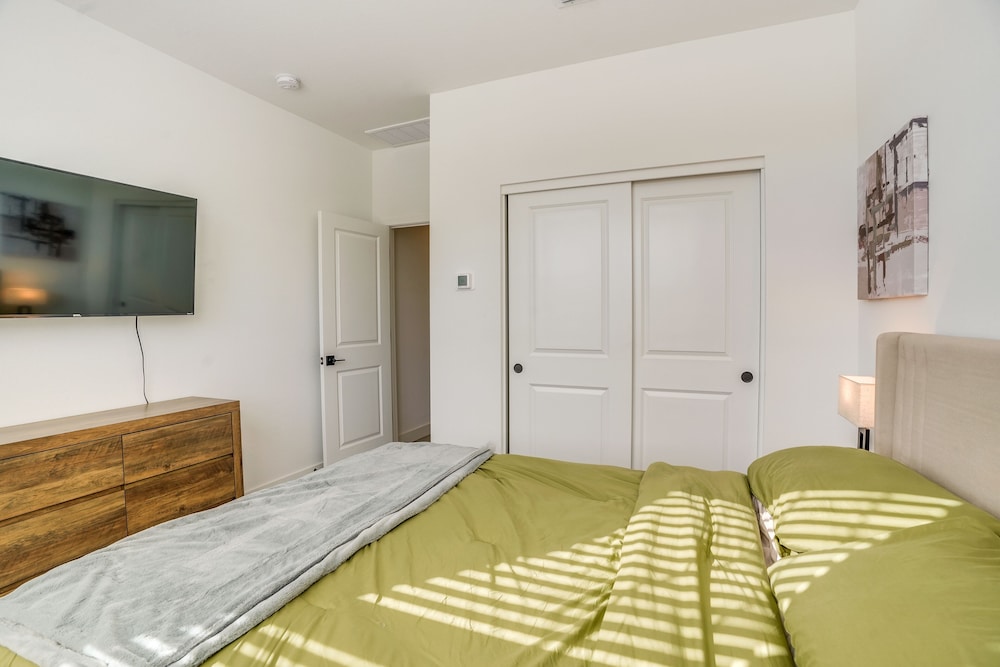 5 Mi to Westgate: Newly Built Glendale Home