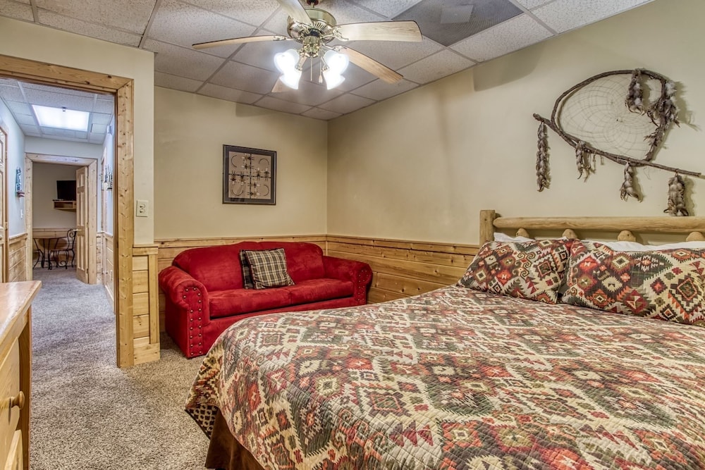 Er305- Bear Right Inn- Great Location- Close To Town 9 Bedroom Cabin by RedAwning view 3