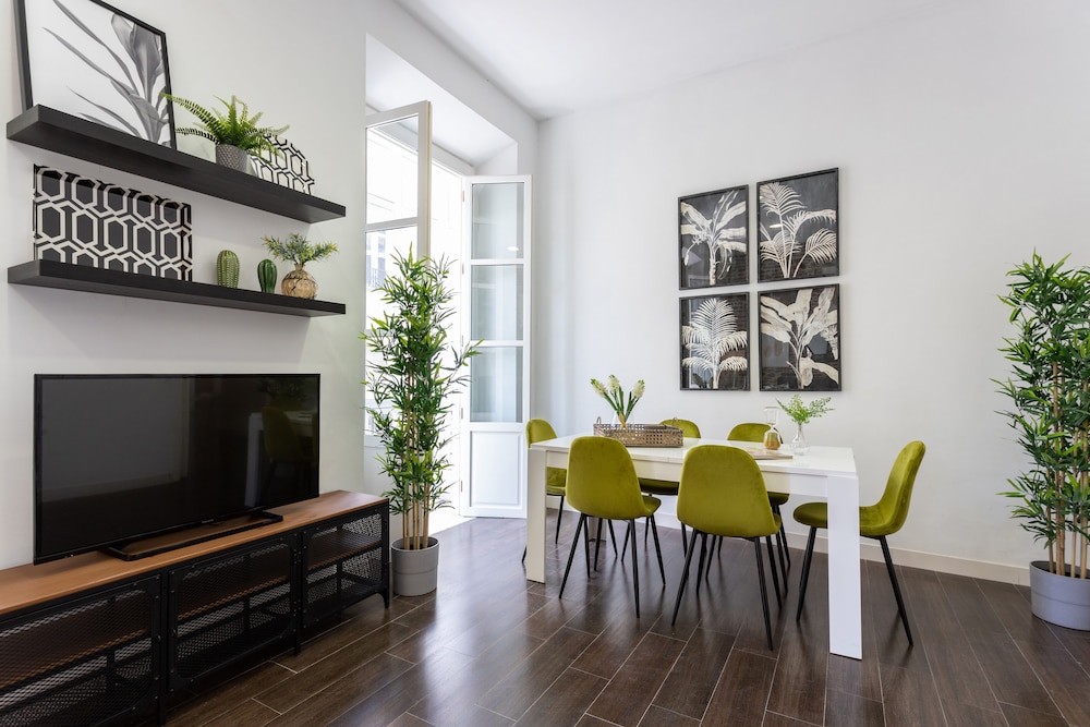 3 Bd Apartment With Balconies Next to Larios Street. Larios