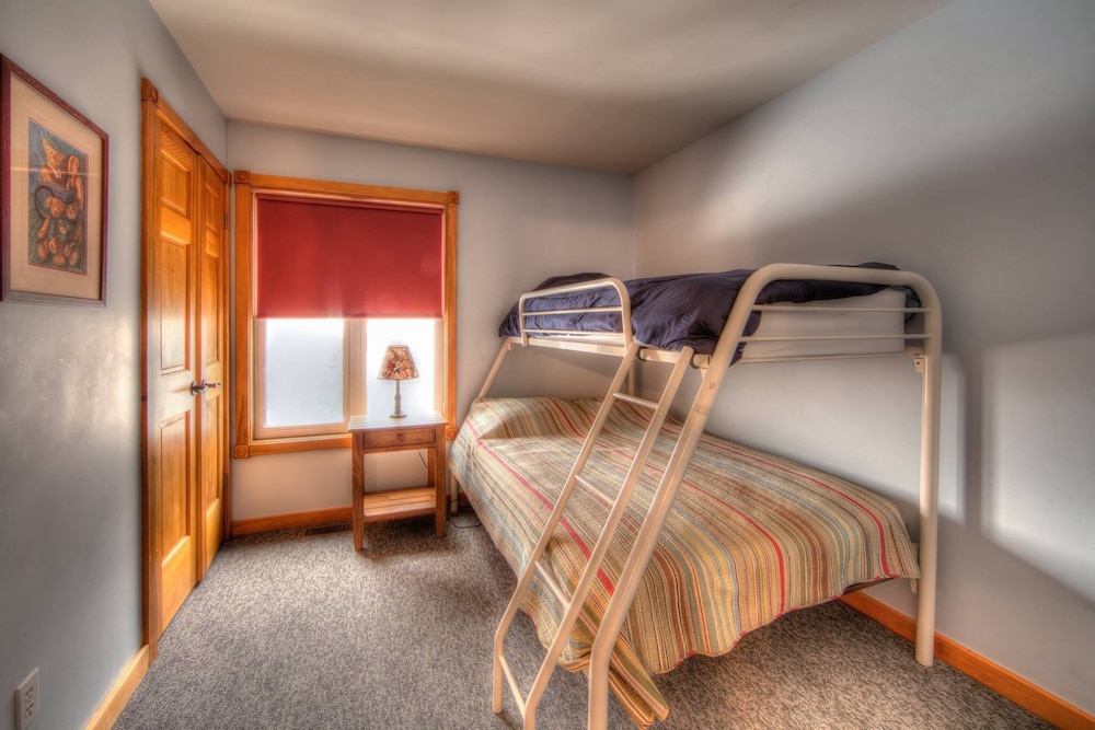 7 Bed Blue Mountain Chalet with Hot Tub 35R-3