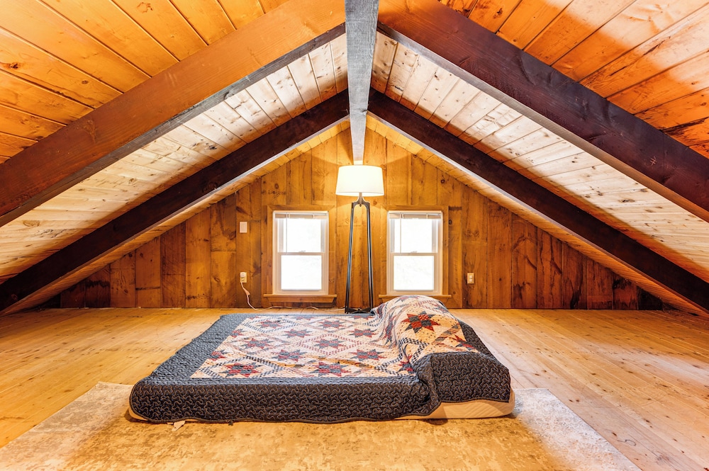 2 Mi to Conway: Cozy Cabin w/ Grill & Yard!