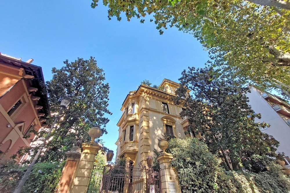 Rare Large and Elegant Rome Apartment in Prati Neighborhood Perfect for Families or Friends