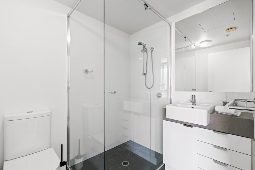 Chic 1 Bed Inner-city Retreat With Pool and Views