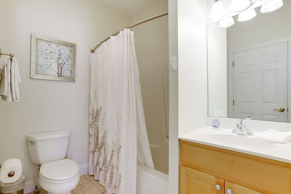 < Half-mi to Lake: Townhome w/ Hot Tub in Mchenry!