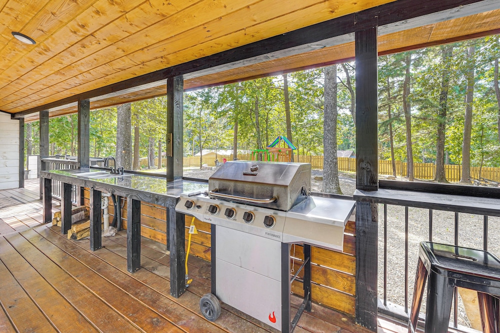 Hike, Fish & Unwind: Cabin w/ Yard in Broken Bow!