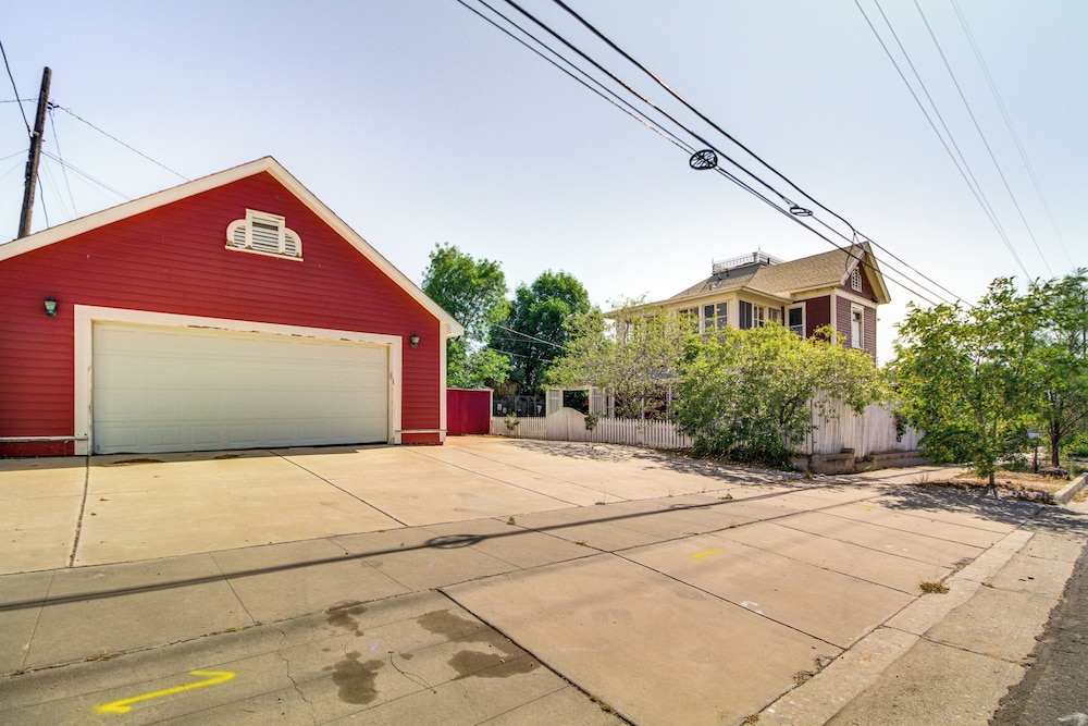 < 1 Mi to Downtown Abq: Historic Manor w/ Patio!