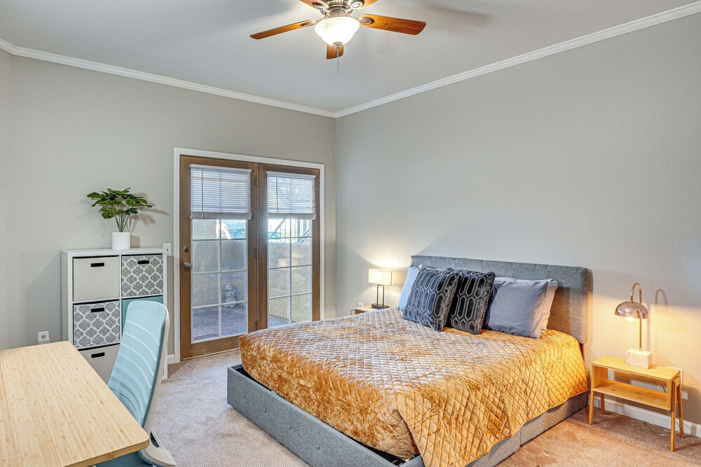 2 Mi to Tucson Mall: Condo w/ Pool & Hot Tub!
