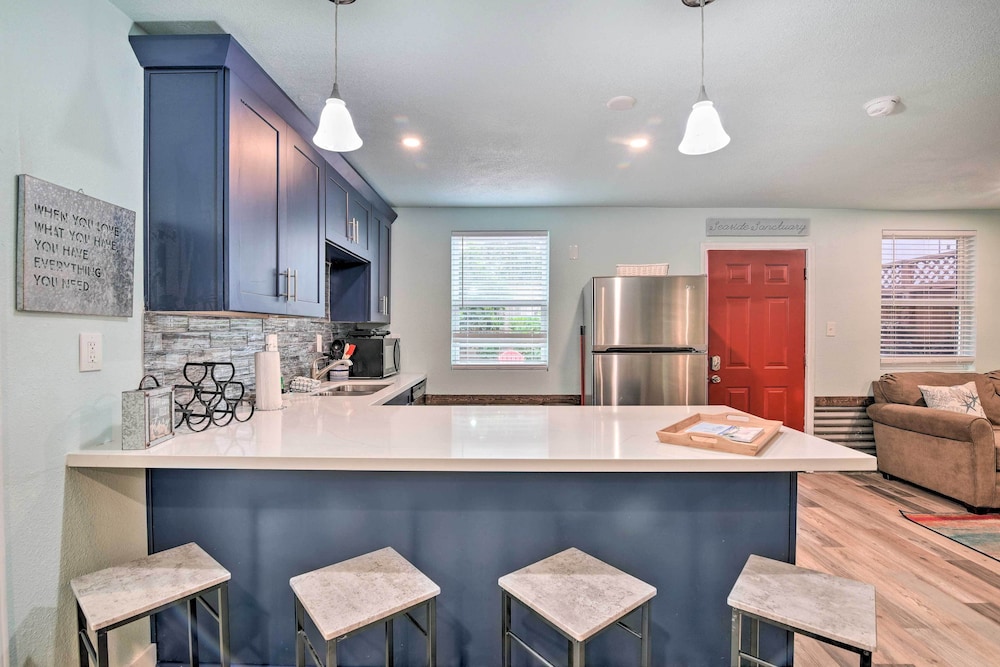Galveston Group Getaway w/ Private Yard + Fire Pit