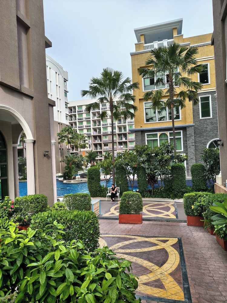 Luxurious Pattaya Apartment With Pool Access
