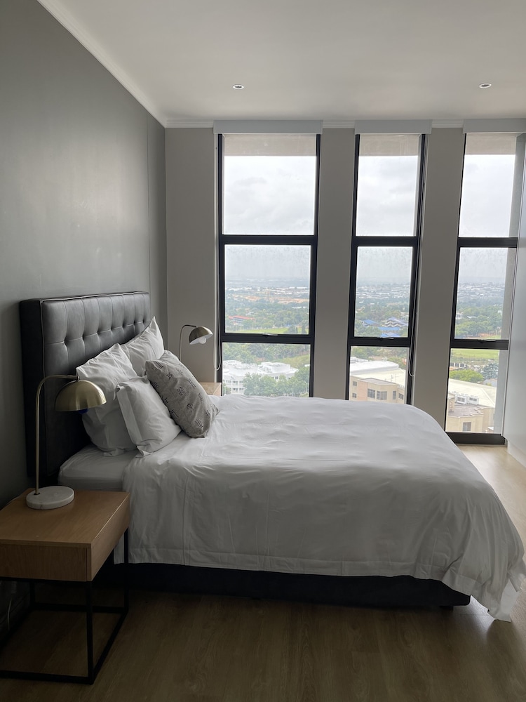 Sandton Smart Apartment Sixteen view 3