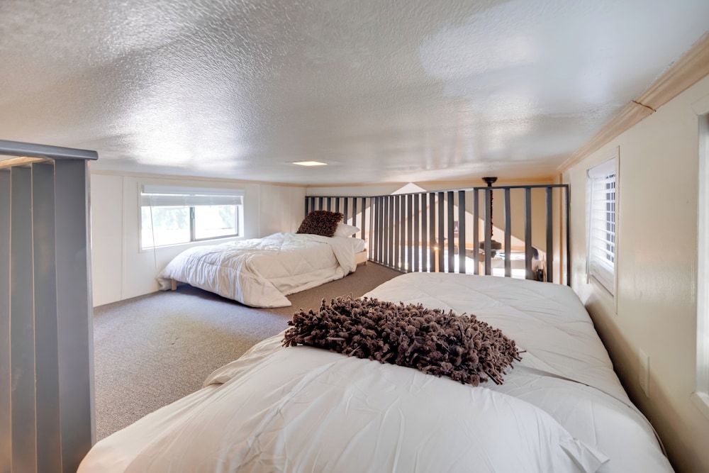 Near Lake Almanor & Golf: Cozy Cabin!