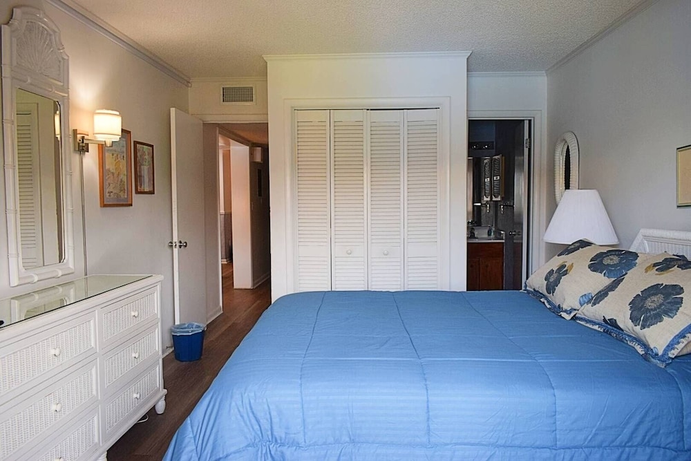 Tilghman Beach And Racquet Club 150 3 Bedroom Condo by RedAwning view 4