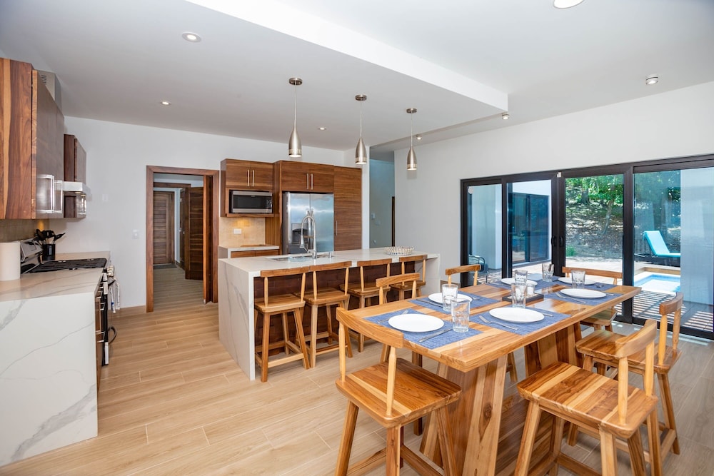 West Bay Breeze 3 Bedroom Home by RedAwning view 5