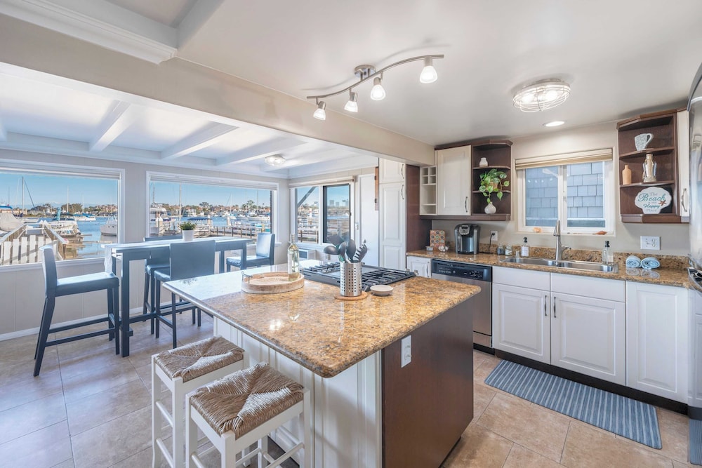 Sleeps 18 Dock, Walk to Beach, Balboa Fun Zone & Dining Edgewater Place