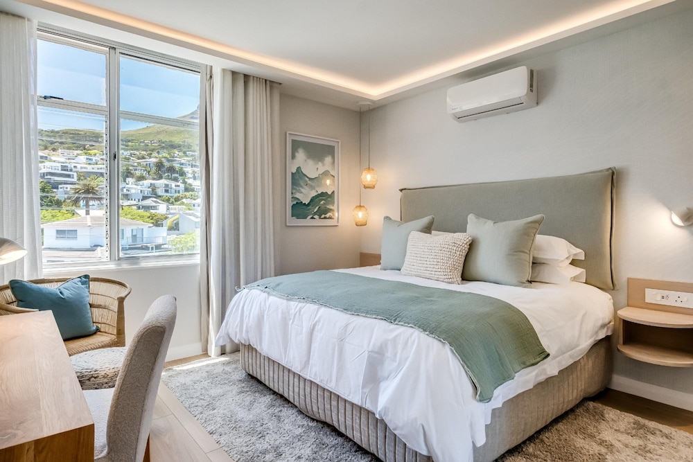 Apartment w Sea Views by Camps Bay Beach Kyanos