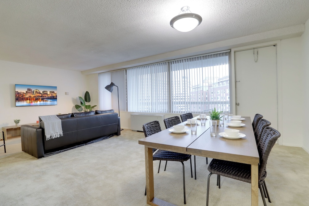 Crystal City Apt Close to Airport