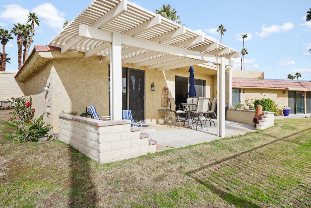 2BR 2BA Charming Cathedral City Condo With Territorial Views