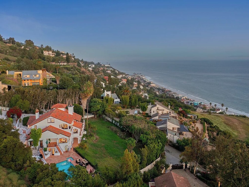 Villa Costera - Tree-lined Tranquility: 3-level Entertainer's Dream