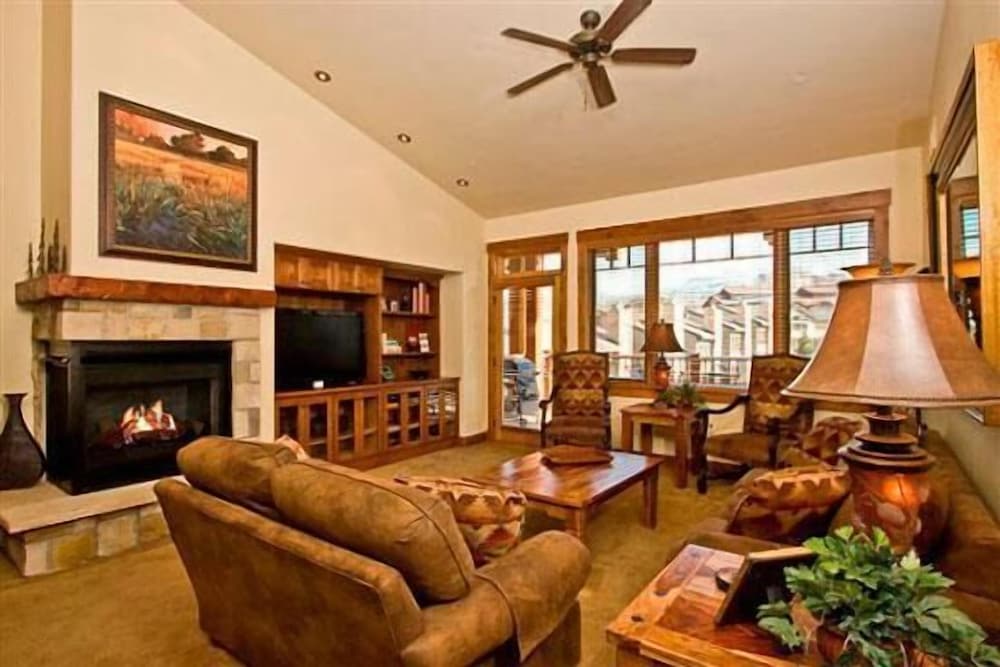 5305 Emerald Lodge, Trappeur's Crossing Apartment 4